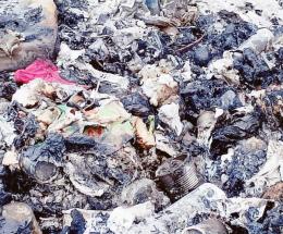 Un bel falò sui rifiuti abbandonati