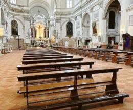 Sono tornate tutte le panche: la chiesa adesso può riaprire