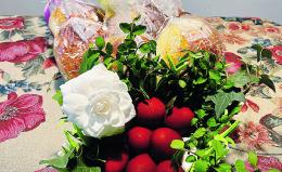 Uova rosse e focacce colorate, le tradizioni di Pasqua in paese