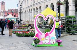 I fiori invadono il centro città
