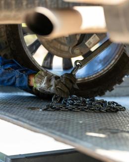 Auto di traverso, vicenda senza fine