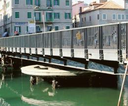 Il marciapiede del “girevole” è pericoloso