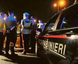 Ubriachi in centro si lanciano sedie