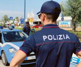 In stato confusionale, semina il panico e poi aggredisce i poliziotti