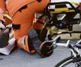Anziana travolta da bici elettrica e operata, sfiorata la tragedia