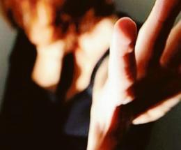 “Non dategli alcol”: botte e minacce a una disabile