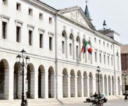 Bilanci in rosso, ma sempre meno
