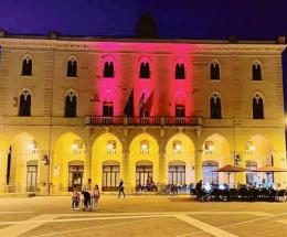 Cancro al seno, il Comune si tinge di rosa