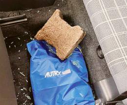 Sfondato il finestrino dell’auto