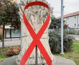 La piazza del Municipio illuminata di rosso contro la violenza sulle donne
