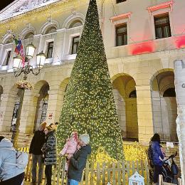 Si accende il Natale in centro città