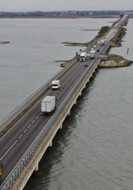 Vergilius, il caso diventa politico