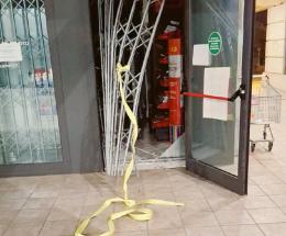 Inferriata divelta: ladri al negozio