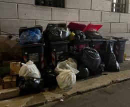 Mancato ritiro dei rifiuti: in centro scoppia la protesta