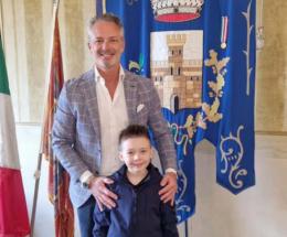 A 8 anni va a conoscere il sindaco