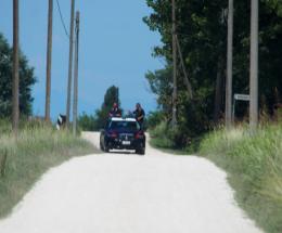 A 3 anni da sola lungo l&rsquo;argine