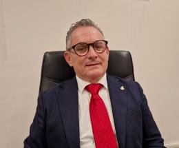 Fuori dalla mensa i bimbi morosi