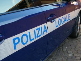 Microcamera, auricolare nascosto e due telefoni: smascherato a Mestre durante l’esame di guida