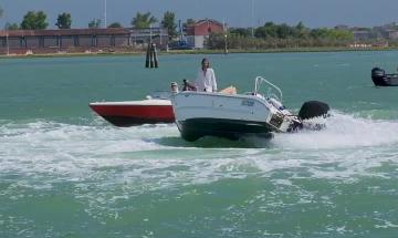 Paura in laguna , pilota finisce in acqua, la barca rischia di travolgerlo