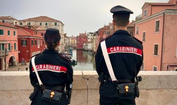 Devasta casa, poi attacca i militari