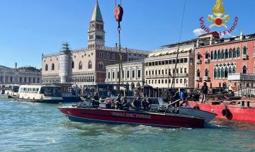 Scontro in Bacino di San Marco: il motoscafo recuperato dai vigili del fuoco