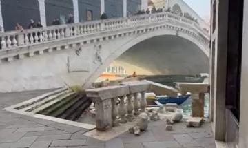 Venezia, rimossa la balaustra danneggiata dopo l'impatto del mototopo