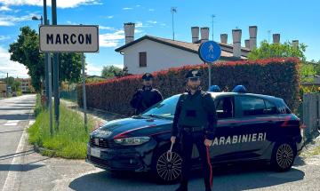 Rubano alcol e aggrediscono, due arresti