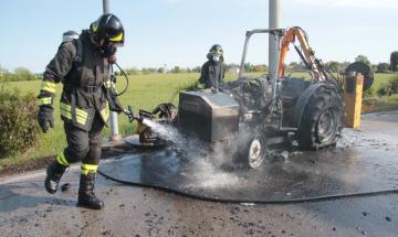 Trattore in fiamme mentre arava, è distrutto