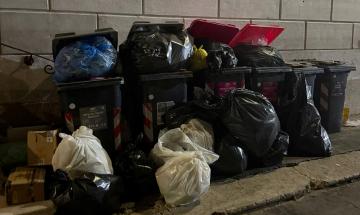 Mancato ritiro dei rifiuti: in centro scoppia la protesta