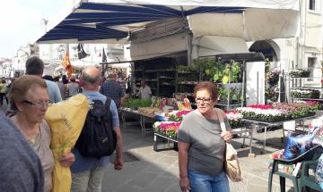 Niente pi&ugrave; merce usata al mercato