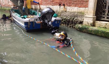 Gondolieri e Carabinieri ripuliscono i canali