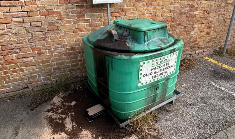 Olio esausto: “Bidoni indecenti”