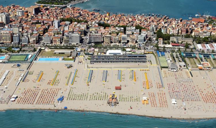 I turisti crescono ma restano meno