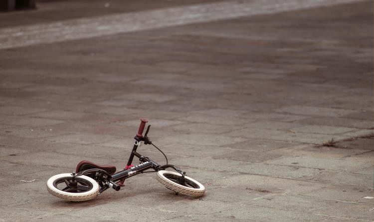 Bambina travolta da una e-bike: conducente fugge senza prestare soccorso