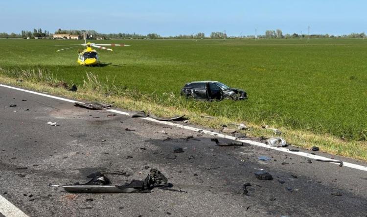Schianto sulla strada del mare: cinque feriti, uno grave