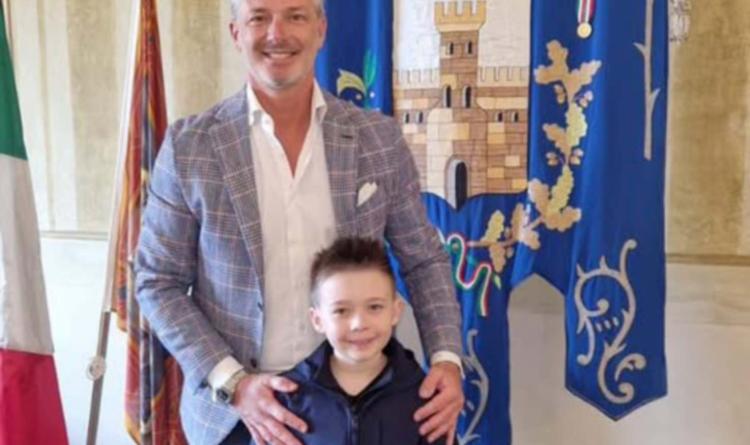 A 8 anni va a conoscere il sindaco